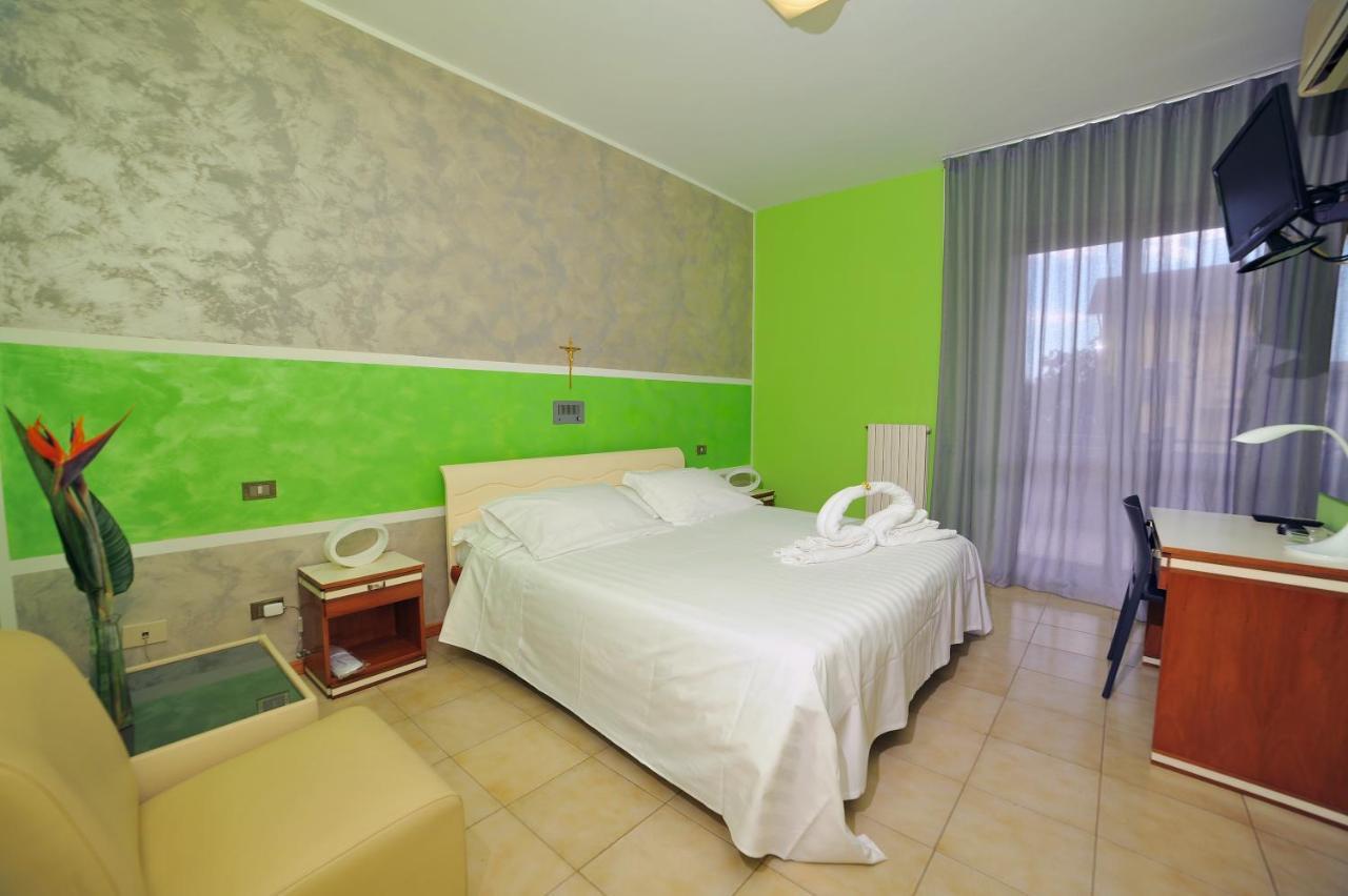 Hotel San Crispino Morrovalle ภายนอก รูปภาพ