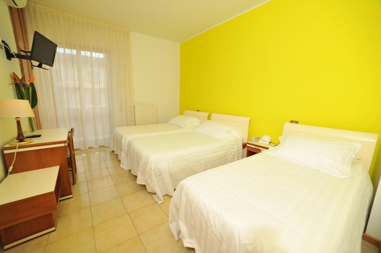 Hotel San Crispino Morrovalle ภายนอก รูปภาพ
